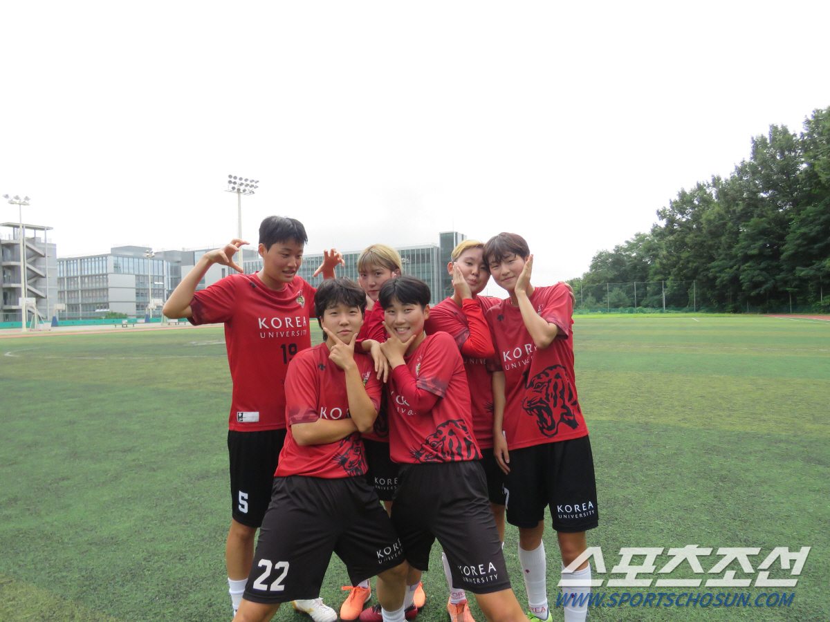 지난달 7일 허정재 감독이 이끄는 20세 이하(U-20) 여자축구대표팀 소집엔 공격수 강지우 조미진, 미드필더 정민영 박혜정, 수비수 김서연 구채연, 골키퍼 김수정 등 고려대 재학생 7명이 이름을 올렸다.