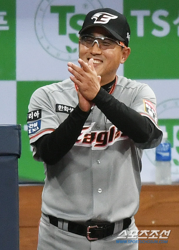 2020 KBO리그 한화 이글스와 키움 히어로즈의 경기가 11일 고척스카이돔에서 열렸다. 2회초 1사 한화 반즈가 솔로포를 치고 들어오며 최원호 감독의 축하를 받고 있다. 고척=정재근 기자 cjg@sportschosun.com/2020.08.11/