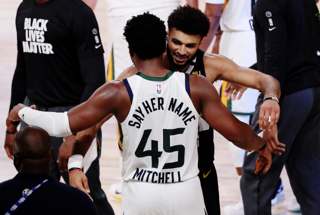 NBA 역사에 남을 7차전 쇼다운, 미첼과 머레이의 뜨거운 포옹. 두 선수 모두 승자였다