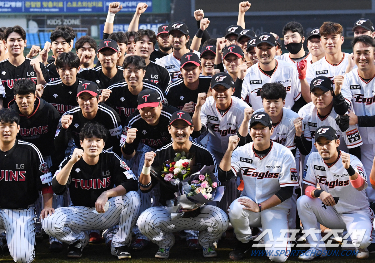 16일 대전 한화생명이글스파크에서 KBO리그 한화와 LG의 경기가 열렸다. 경기 전 LG 박용택 은퇴 기념 꽃다발 전달식이 열렸다. 박용택과 양 팀 선수들이 기념 포즈를 취하고 있다. 대전=송정헌 기자 songs@sportschosun.com/2020.09.16/