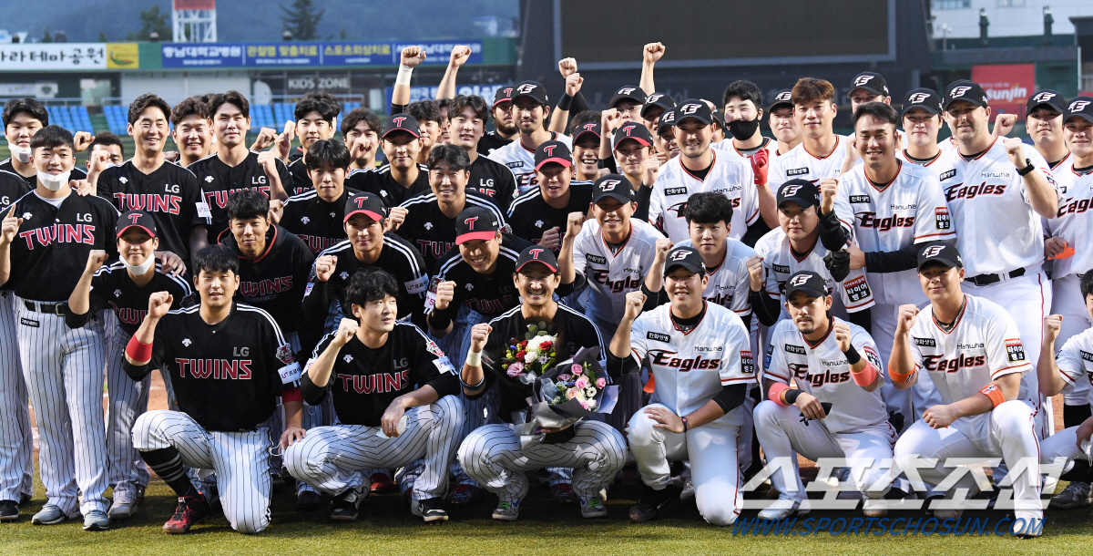 16일 대전 한화생명이글스파크에서 KBO리그 한화와 LG의 경기가 열렸다. 경기 전 LG 박용택 은퇴 기념 꽃다발 전달식이 열렸다. 박용택과 양 팀 선수들이 기념 포즈를 취하고 있다. 대전=송정헌 기자 songs@sportschosun.com/2020.09.16/