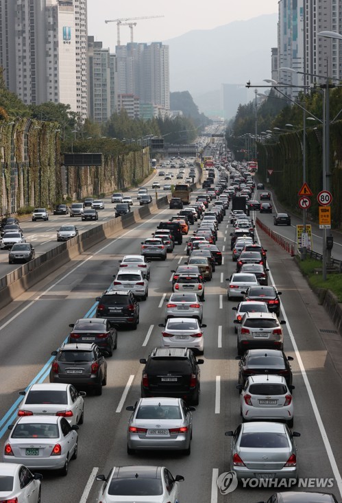 (서울=연합뉴스) 한종찬 기자 = 추석인 1일 오후 서울 서초구 잠원IC 일대에서 바라본 경부고속도로 하행선에 차량들이 줄지어 서있다. 2020.10.1 saba@yna.co.kr