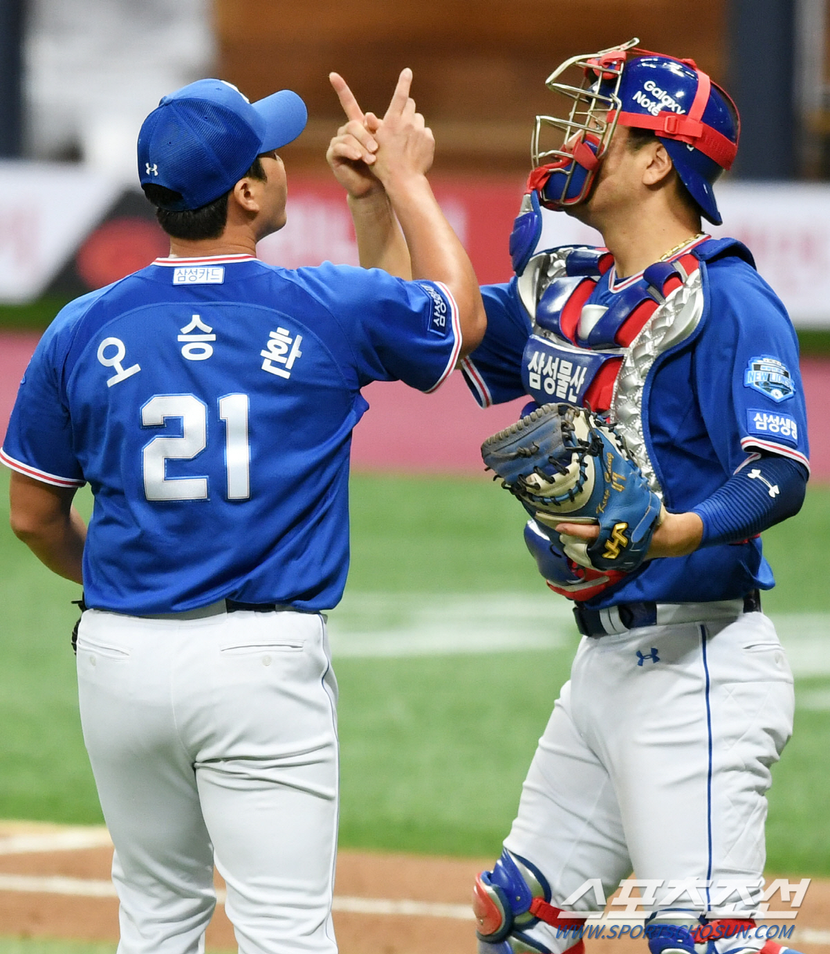 2020 KBO리그 삼성 라이온즈와 키움 히어로즈의 경기가 29일 고척스카이돔에서 열렸다. 오승환이 9회말 등판해 5-4 승리를 지켰다. 오승환과 강민호 포수가 세리머니를 하고 있다. 고척=정재근 기자 cjg@sportschosun.com/2020.08.27/