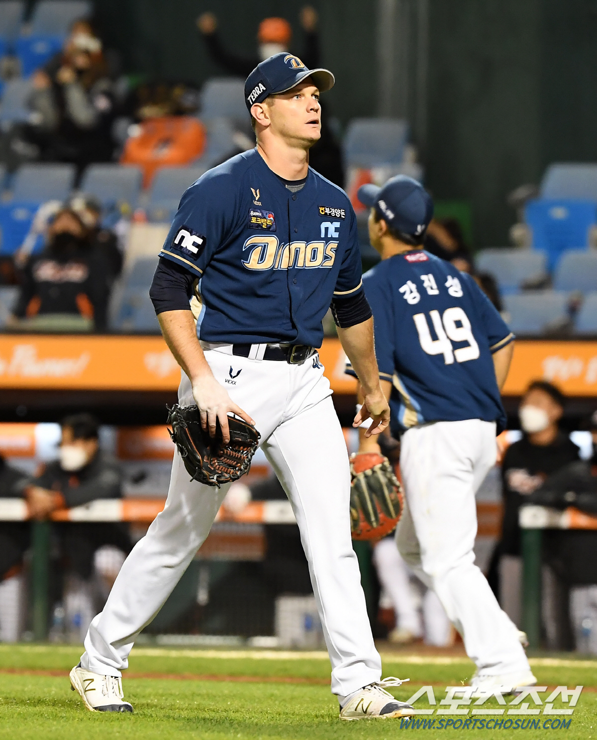 2020 KBO리그 한화 이글스와 NC 다이노스의 경기가 23일 대전 한화생명이글스파크에서 열렸다. 5회말 무사 1,2루 한화 강경학의 번트 타구를 NC 루친스키가 악송구하며 실점을 허용하고 있다. 대전=박재만 기자 pjm@sportschosun.com/2020.10.23/