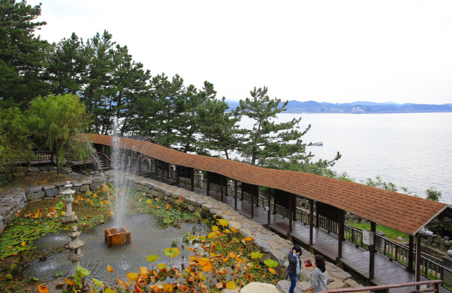 ◇지붕 있는 회랑은 죽도 상화원의 상징과도 같다