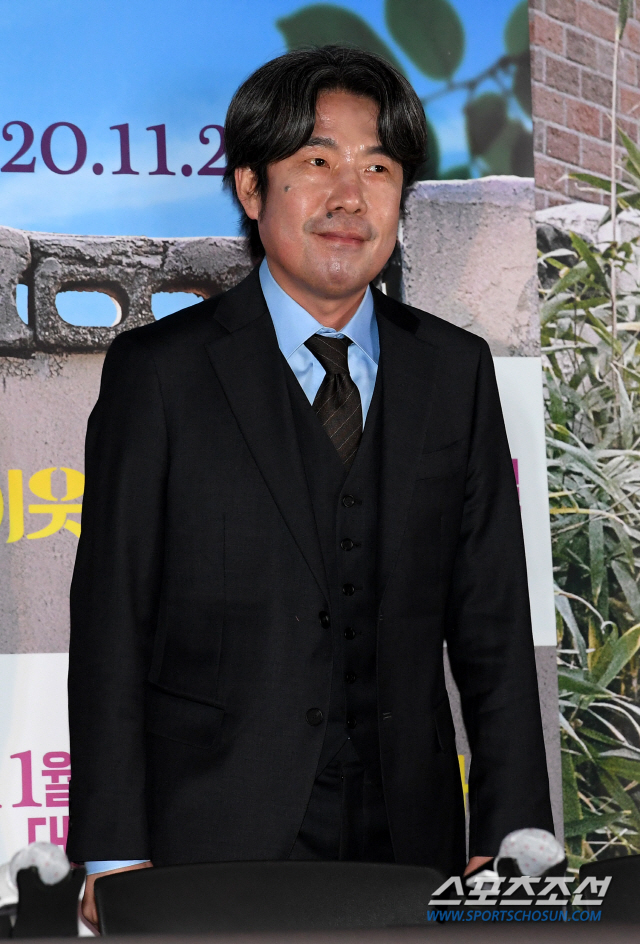 '이웃사촌' 감독 "오달수=라면 같은 배우, 질리지 않아…늘 사랑하고 존경해"
