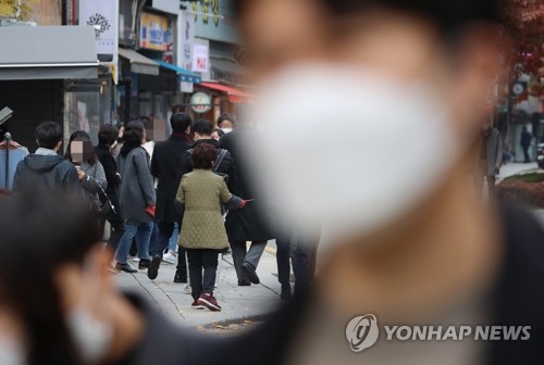 (서울=연합뉴스) 이정훈 기자 = 17일 오후 서울 광화문 세종문화회관 인근에서 직장인들이 점심식사를 위해 이동하고 있다. 정부는 19일 0시부터 수도권 '사회적 거리두기'를 1.5단계로 격상하겠다고 밝혔다. 2020.11.17 uwg806@yna.co.kr