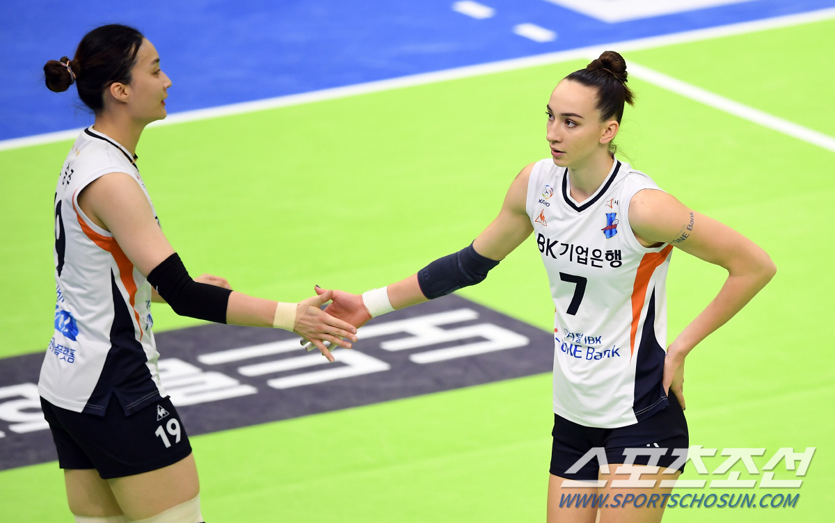 IBK기업은행 라자레바가 공격 성공을 자축하고 있다. 수원=박재만 기자 pjm@sportschosun.com/2020.11.17/