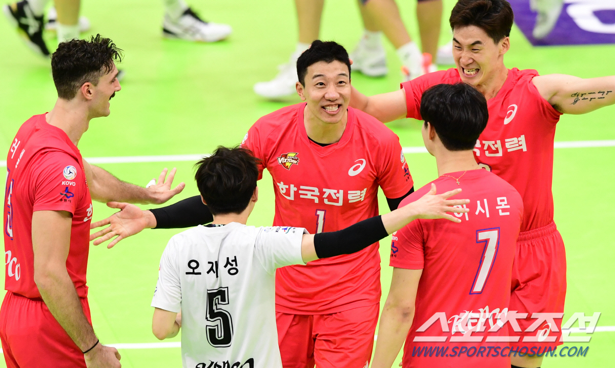 2020-2021 프로배구 V리그 KB손해보험과 한국전력의 경기가 18일 수원실내체육관에서 열렸다. 한국전력 신영석이 공격 포인트를 성공시키고 박철우와 환호하고 있다. 수원=최문영 기자 deer@sportschosun.com /2020.11.18/