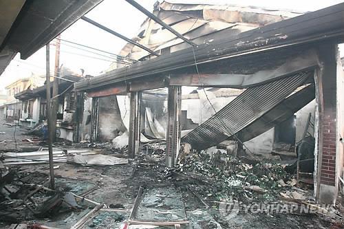 (연평도=연합뉴스) 2010년 11월 23일 북한이 발사한 포탄이 떨어진 연평도 민가의 가옥이 파괴돼 처참한 모습을 보이고 있다. [인천시 옹진군 제공. 재판매 및 DB 금지]