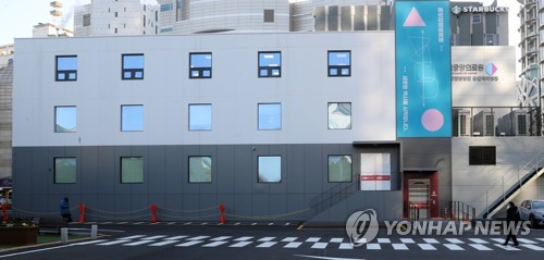 (서울=연합뉴스) 최재구 기자 = 코로나19 확진자 증가로 인공호흡기와 인공심폐장치(에크모·ECMO) 치료가 필요한 중환자 규모도 이달 들어 큰 폭으로 증가하며 병상 확보에 비상이 걸렸다. 사진은 17일 서울 국립중앙의료원 음압격리병동 앞을 시민들이 지나는 모습. 2020.12.17 jjaeck9@yna.co.kr