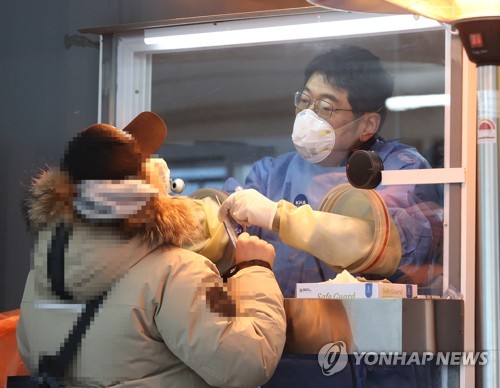 휴일인 지난 19일 오전 서울 중구 시청 앞 서울광장에 마련된 임시 선별진료소에서 의료진이 검체를 채취하고 있다. [연합뉴스 자료사진]