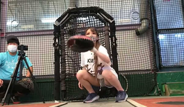 200㎞ 강속구도 잡았다! 日 여성 유튜버 화제 "다르빗슈 공도 받아보고파"