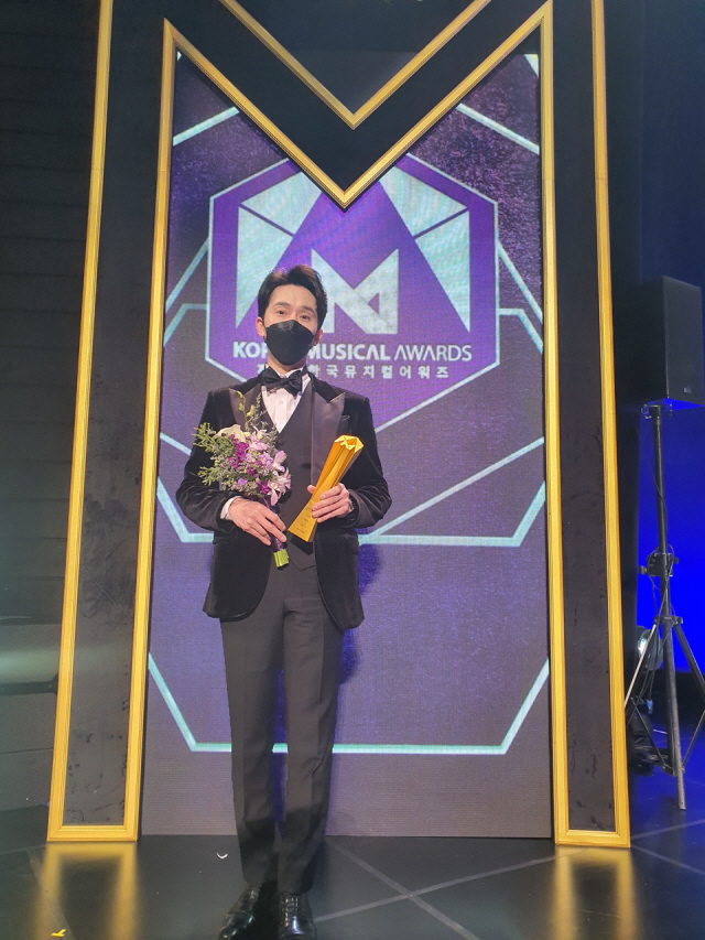 뮤지컬 '썸씽로튼' 강필석, 韓뮤지컬어워즈 男주연상…환상 무대매너&섬세한 캐릭터 소화력