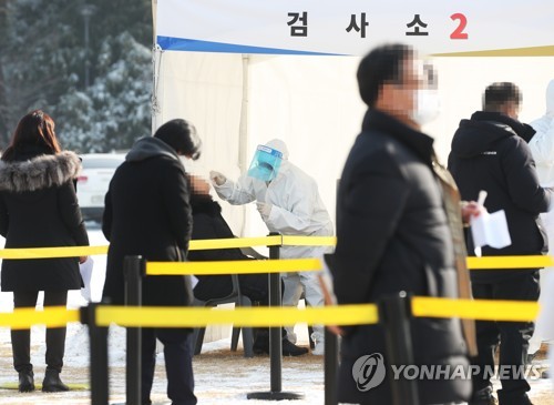 지난 13일 오전 경기도 수원시 경기도청에서 직원들이 신종 코로나바이러스 감염증(코로나19) 검사를 받고 있다. [연합뉴스 자료사진]