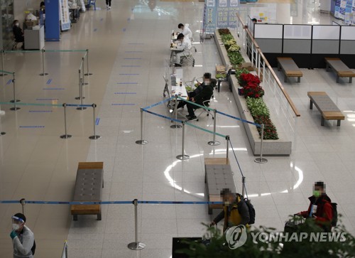 국내에서 영국·남아프리카공화국발 변이 바이러스 감염자가 속속 확인되고 있는 가운데 지난 10일 인천국제공항 제2여객터미널 입국장의 모습 [연합뉴스 자료사진]