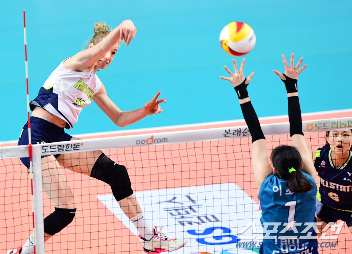 2020-2021 프로배구 V리그 여자부 GS칼텍스와 현대건설의 경기가 22일 서울장충체육관에서 열렸다. 현대건설 루소가 GS칼텍스 이소영의 블로킹 사이로 스파이크를 강타하고 있다. 장충=최문영 기자 deer@sportschosun.com /2021.01.22/