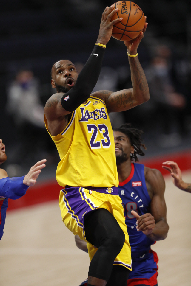 올 시즌 강력 MVP 후보 떠오른 르브론 제임스, '농구황제' 마이클 조던과 'GOAT' 논쟁도 달라진다