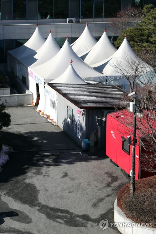 (광주=연합뉴스) 광주 광산구청 마당에 마련된 신종 코로나바이러스 감염증(코로나19) 선별진료소가 한산하다. 광주 전체 외국인 주민의 55%가 거주하는 광산구는 유학생·이주노동자·고려인마을 주민을 대상으로 코로나19 전수조사에 나섰으나 첫날 참여율이 1%에도 못 미쳤다. 최근 보름 동안 외국인 주민 11명이 잇달아 코로나19에 확진됐다. [연합뉴스 자료 사진. DB 및 재판매 금지]