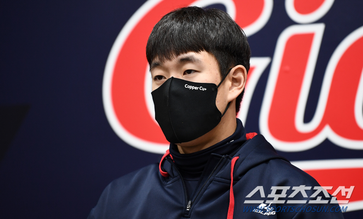 롯데 자이언츠 2021시즌 스프링캠프가 3일 부산 사직구장에서 진행됐다. 롯데 나승엽이 인터뷰를 하고 있다. 부산=박재만 기자 pjm@sportschosun.com/2021.02.03/