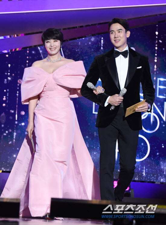 [청룡영화상 D-4] '청룡女神' 김혜수의 27번째 무대…눈물x환희와 함께한 순간들