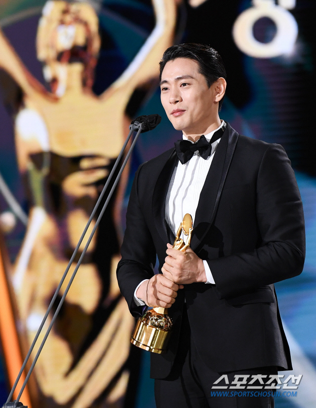 [청룡영화상]'버티고' 유태오, 신인남우상 수상 "평생 잊지 않겠다"