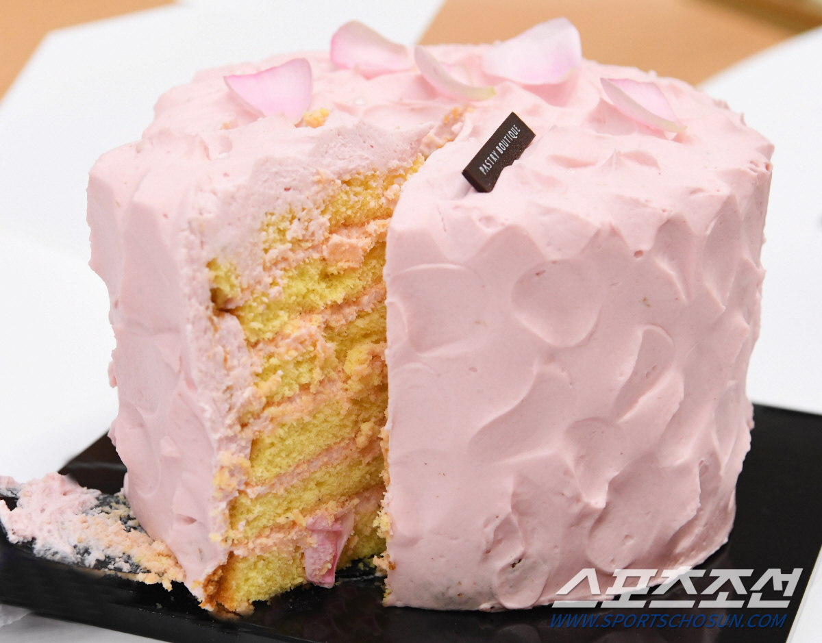 우아한 겉모슴만큼이나 세련된 풍미를 자랑하는 신라호텔 케이크. 송정헌 기자 songs@sportschosun.com