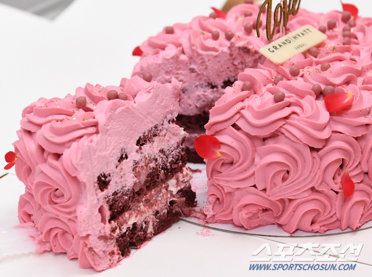 "따로 꽃다발 준비하지 마세요" 풍부한 장미꽃 크림이 풍성한 맛을 완성시켜주는 하얏트호텔 케이크. 케이크 시트나 겉 크림 모두 과하게 달지 않은 편. 송정헌 기자 songs@sportschosun.com