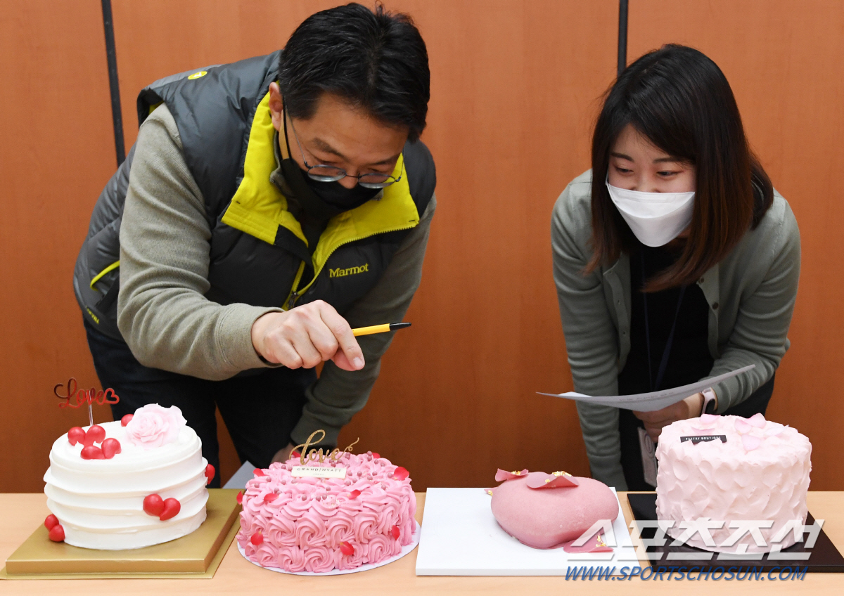 '케이크 명가'로 소문난 4대 호텔의 밸런타인데이 한정판 케이크를 '전격 해부'해 봤다. 평가에는 본지 경제산업팀 이정혁, 조민정 기자, 영상콘텐츠팀 송정헌 기자가 참여했다.송정헌 기자 songs@sportschosun.com