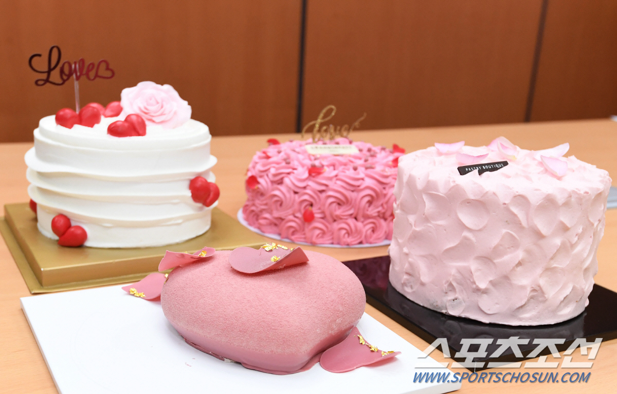사진 왼쪽 위부터 시계방향으로 웨스틴조선호텔, 그랜드 하얏트호텔, 신라호텔, 콘래드호텔의 밸런타인데이 케이크. 송정헌 기자 songs@sportschosun.com