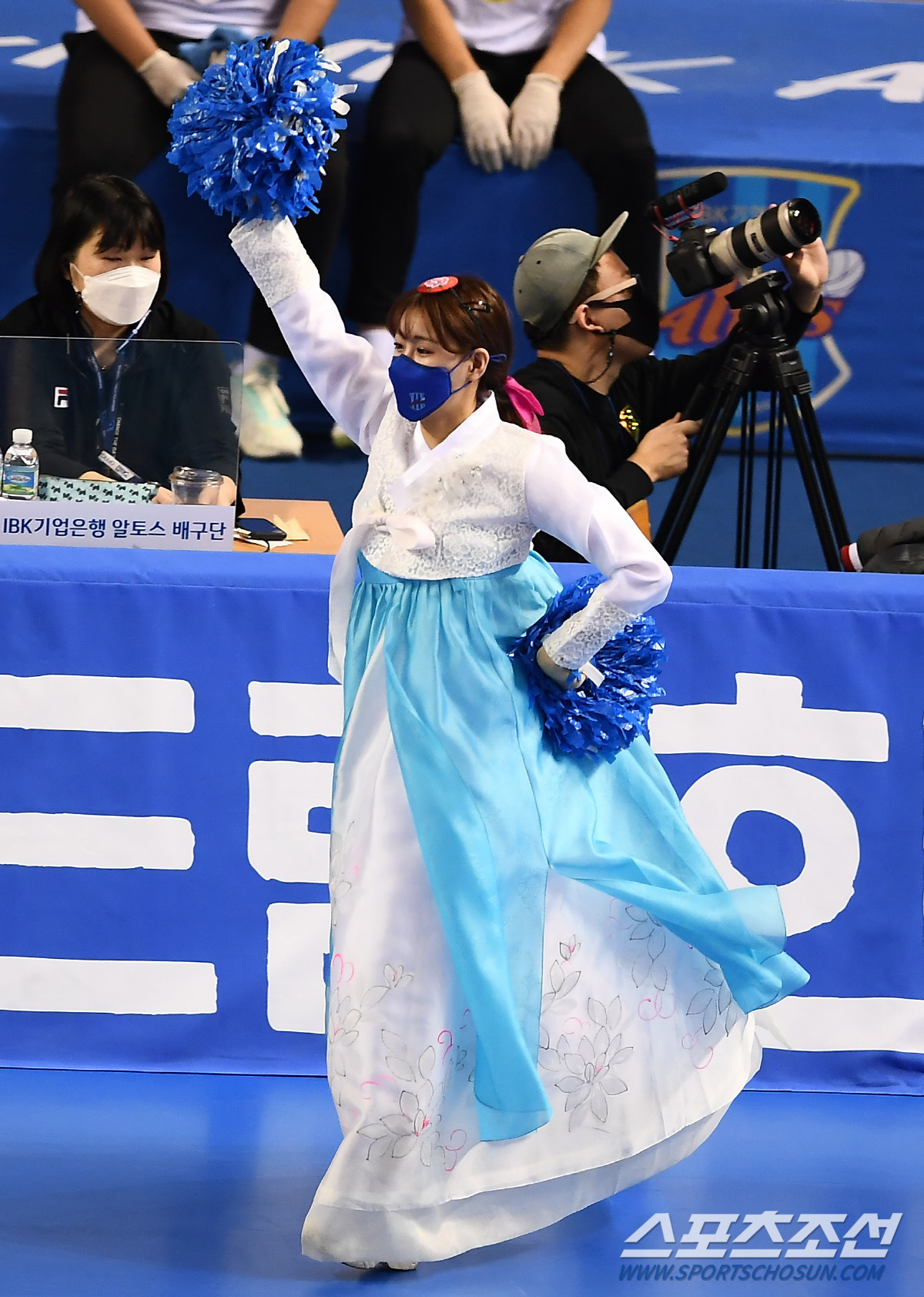 [SC영상] 치어리더 ‘설 명절 아름다운 한복 입고 멋진 공연’