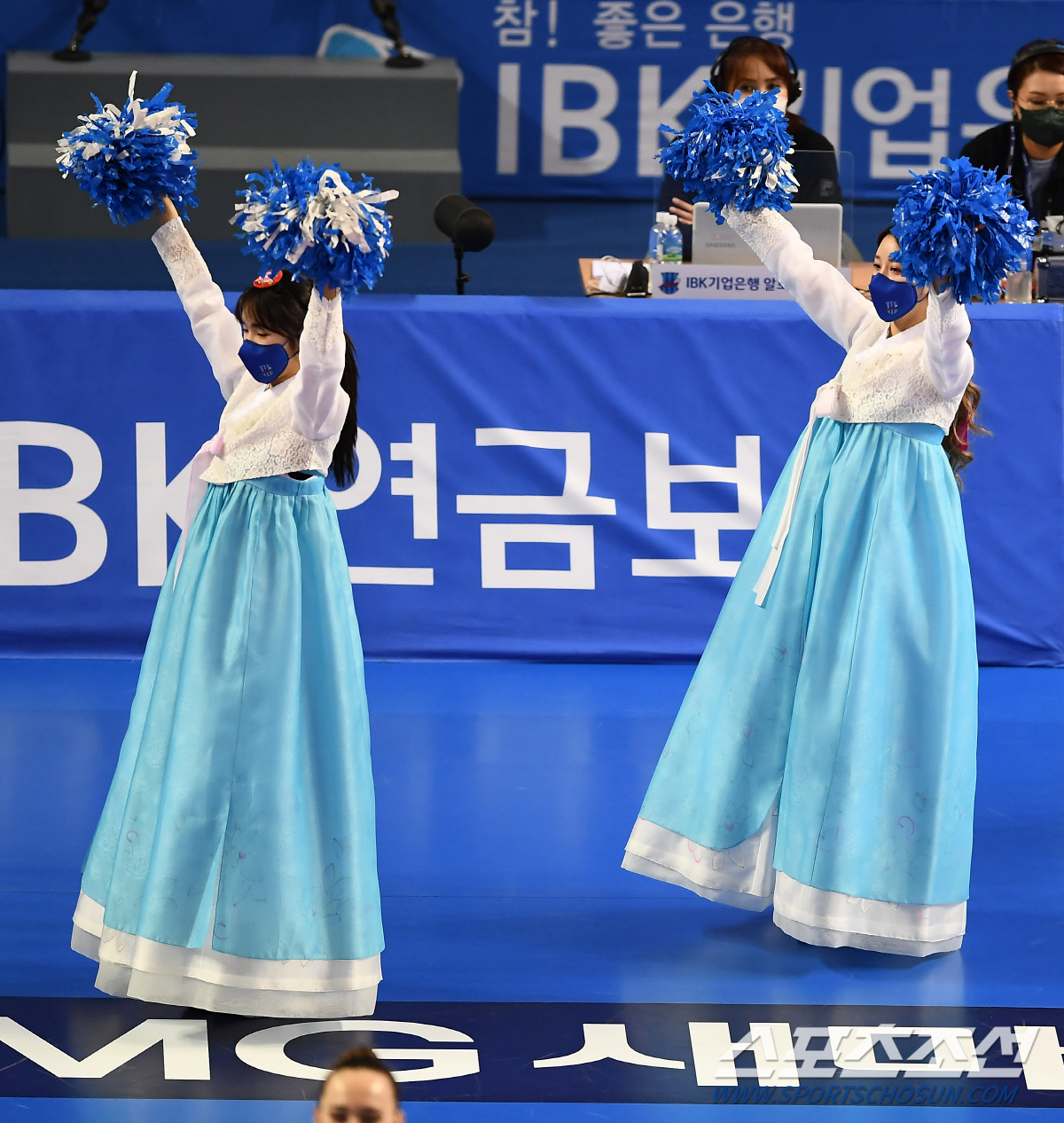 [SC영상] 치어리더 ‘설 명절 아름다운 한복 입고 멋진 공연’