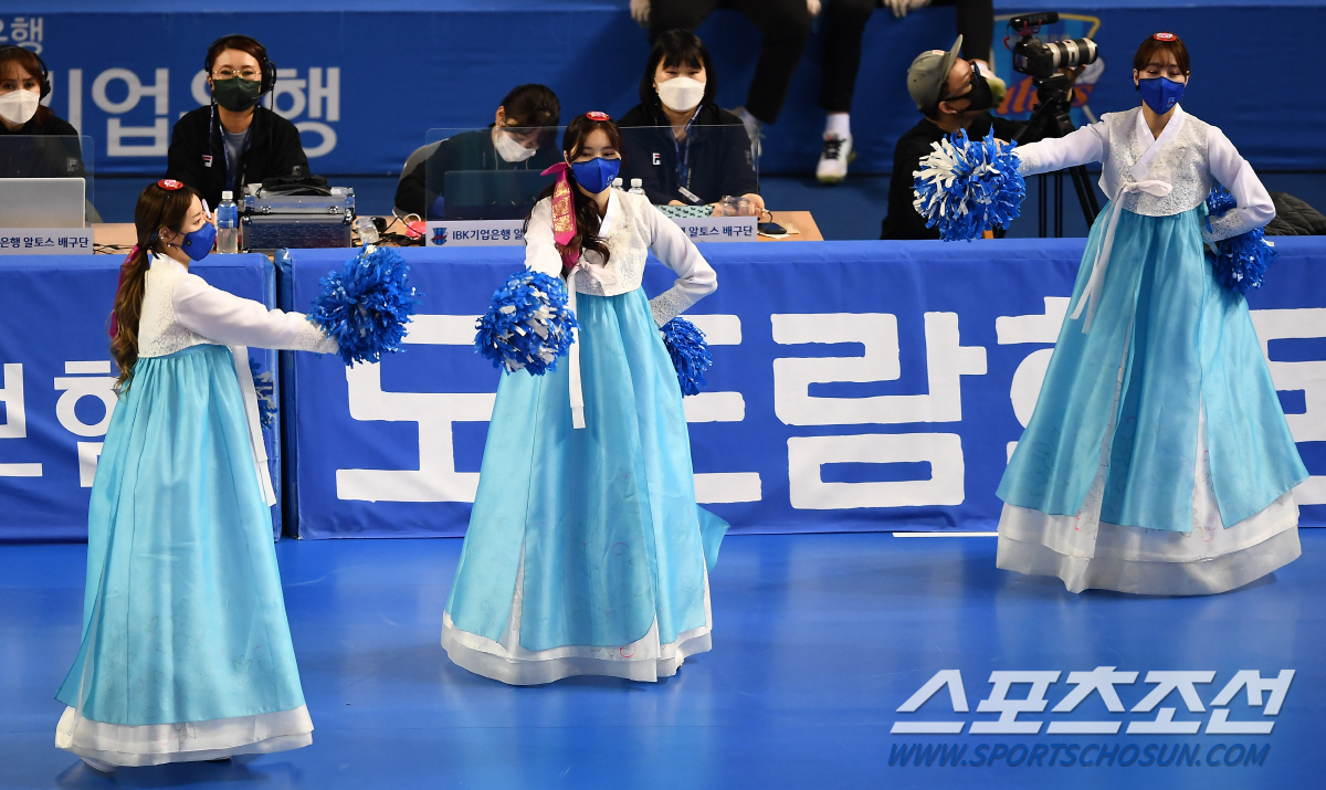 [SC영상] 치어리더 ‘설 명절 아름다운 한복 입고 멋진 공연’