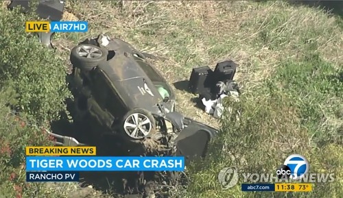 (로스앤젤레스 AP=연합뉴스) 미국의 '골프 황제' 타이거 우즈가 탑승했던 차량이 23일(현지시간) 캘리포니아주 로스앤젤레스(LA) 카운티의 란초 팔로스 베르데스 인근에서 전복된 후 도로 옆 산비탈에 옆으로 쓰러져 있다. 우즈는 병원으로 긴급 이송돼 다리 수술을 받고 있는 것으로 알려졌다. [KABC-TV 방송 화면 캡처] leekm@yna.co.kr