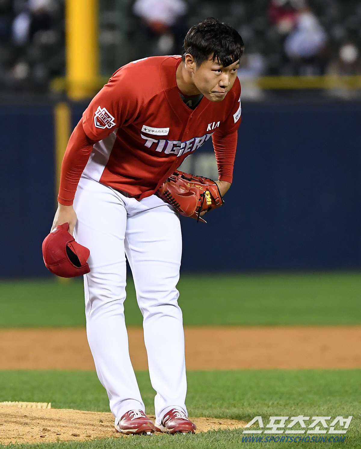 10월 17일 잠실 LG전. 사구를 맞힌 오지환을 향해 정중하게 사과하는 김재열.