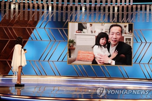 영화 `미나리` 감독 조명한 英일간지 "美주류에 영향력 행사"