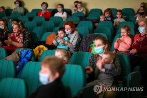 지난 1월 다시 문을 연 러시아의 한 인형극장에서 어린이들이 공연을 관람하고 있다. [타스=연합뉴스 자료사진]