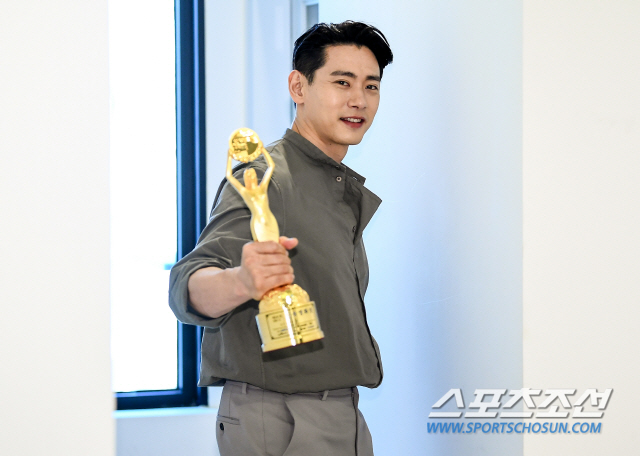 [단독]③유태오 "신인상 수상→♥니키리와 부둥켜 안고 펑펑 울었다"(인터뷰)
