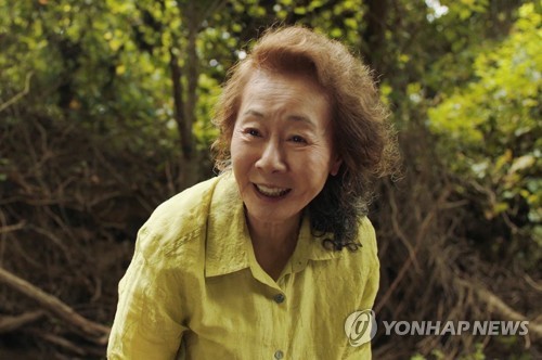 (서울=연합뉴스) 한국계 미국인 리 아이작 정(정이삭) 감독의 자전적 영화 '미나리'에서 순자를 연기한 윤여정이 한국 배우 최초로 제93회 아카데미 시상식 여우조연상 후보에 올랐다. 2021.3.15 [판씨네마 제공. 연합뉴스 자료사진. 재판매 및 DB 금지] photo@yna.co.kr