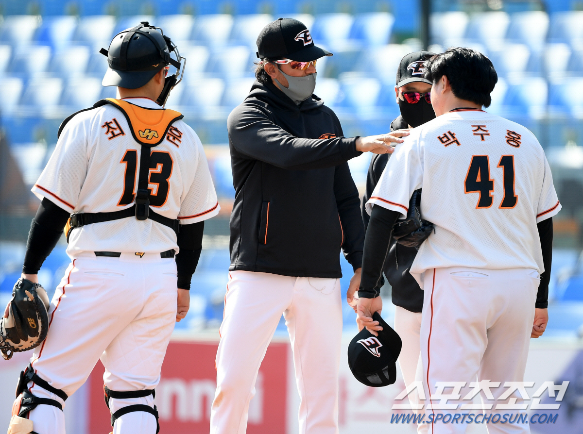 키움 히어로즈와 한화 이글스의 연습경기가 5일 대전 한화생명이글스파크에서 열렸다. 6회초 한화 수베로 감독이 마운드에 올라 교체되는 박주홍을 격려하고 있다. 대전=허상욱 기자 wook@sportschosun.com/2021.03.05/
