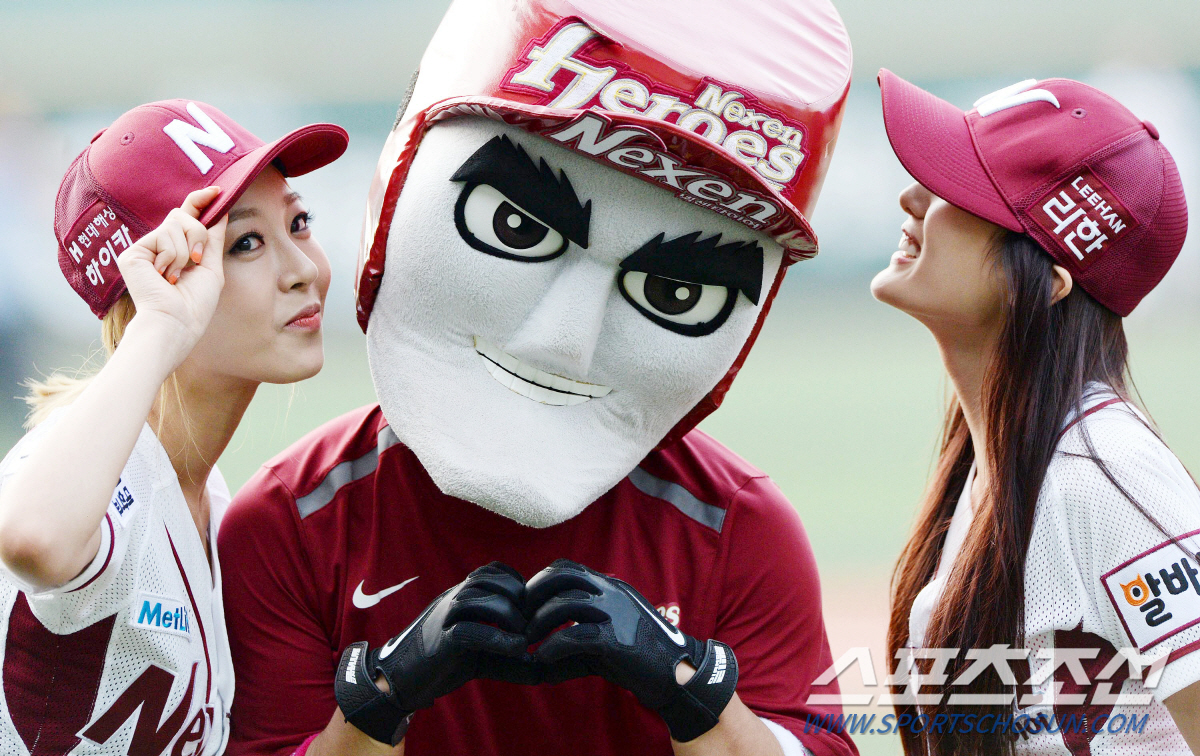 '미녀들도 사랑한 턱돌이' 2013년 걸그룹 '써니힐' 승아, 미성이 시구 시타 행사를 마치고 턱돌이와 함께 포즈를 취하고 있다.