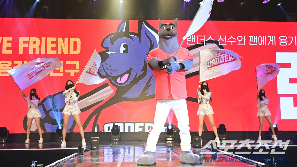 SSG 랜더스 창단식에서 마스코트 랜디가 첫 등장했다. 처음엔 눈 모양이 이상했으나 지금은 눈 성형을 마쳤다.