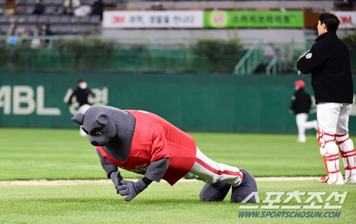 클리닝 타임 때 강인한 모습으로 퍼포먼스를 선보이고 있는 랜디.