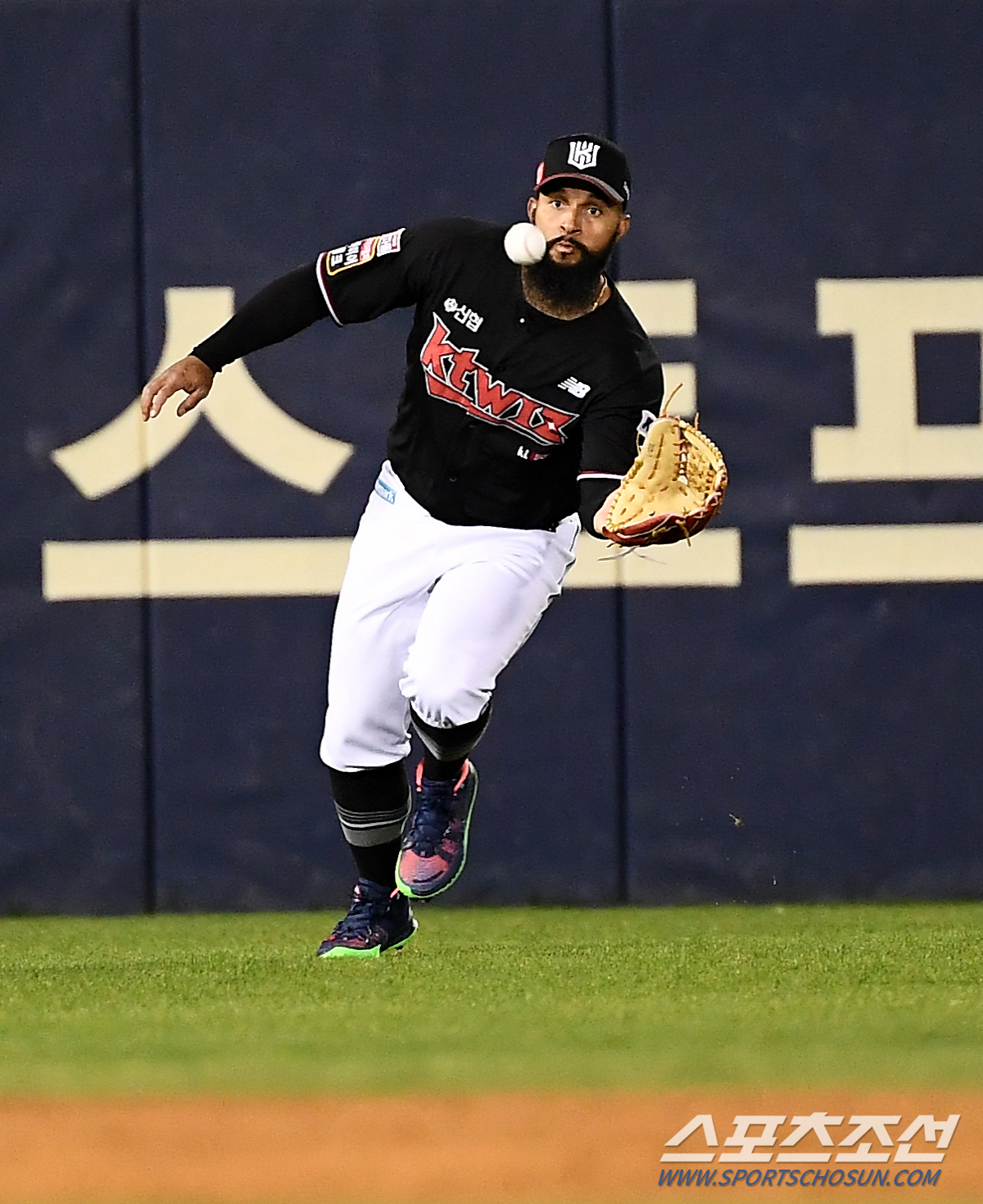 2021 KBO리그 두산 베어스와 KT 위즈의 경기가 13일 잠실구장에서 열렸다. 3회말 선두타자 두산 허경민의 타구를 KT 우익수 알몬테가 처리하고 있다. 잠실=박재만 기자 pjm@sportschosun.com/2021.04.13/