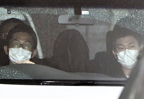 (와카야마 교도=연합뉴스) 재력가인 전 남편 노자키 고스케(野崎幸助·향년 만77) 씨를 살해한 혐의로 체포된 스도 사키(須藤早貴· 만25) 씨가 28일 수사기관의 차에 탄 채 일본 와카야마현 다나베 경찰서로 들어가고 있다.