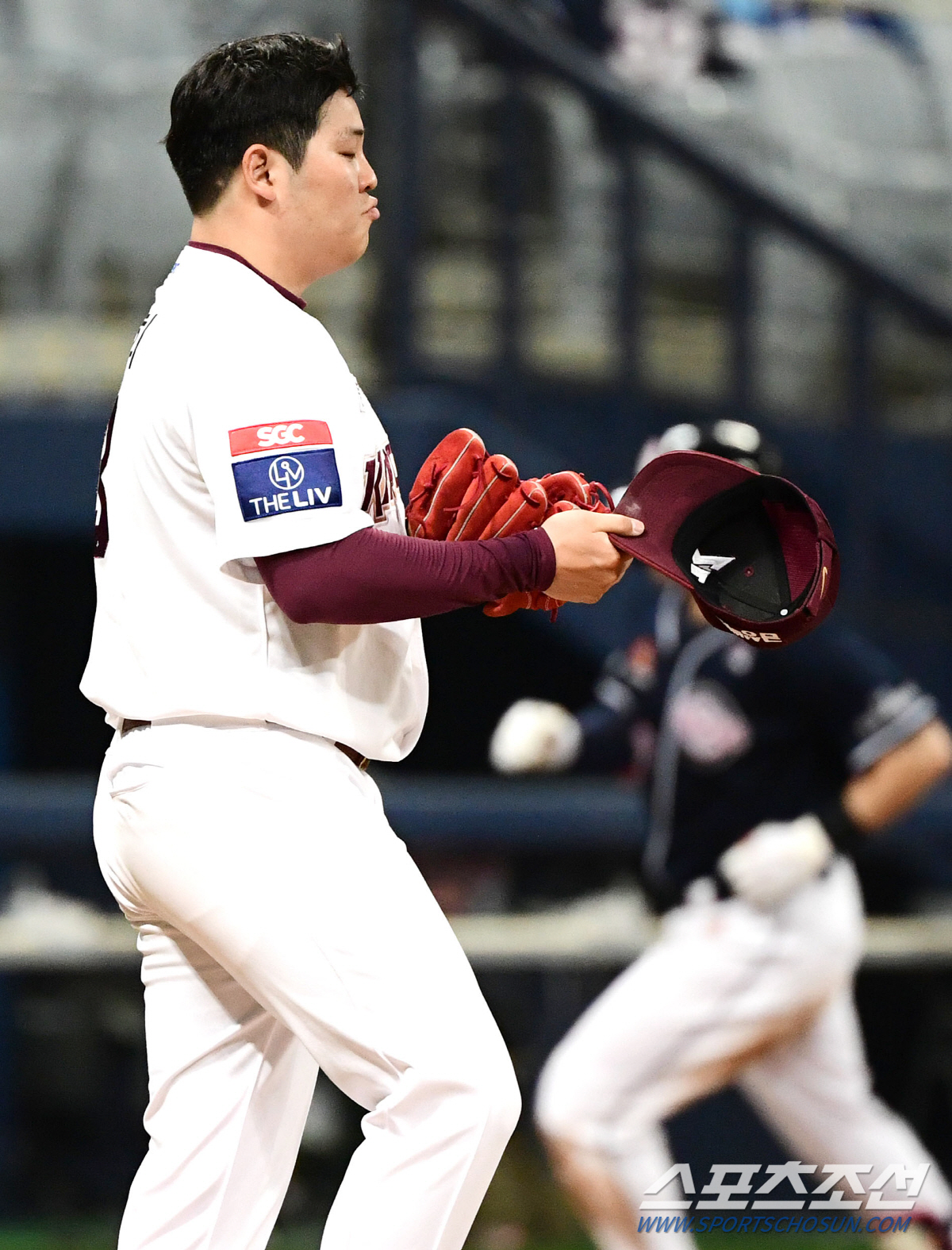 2021 KBO리그 두산 베어스와 키움 히어로즈의 경기가 28일 고척스카이돔에서 열렸다. 5회초 1사 1루 김재환에게 투런포를 허용한 한현희. 고척=정재근 기자 cjg@sportschosun.com/2021.4.28/