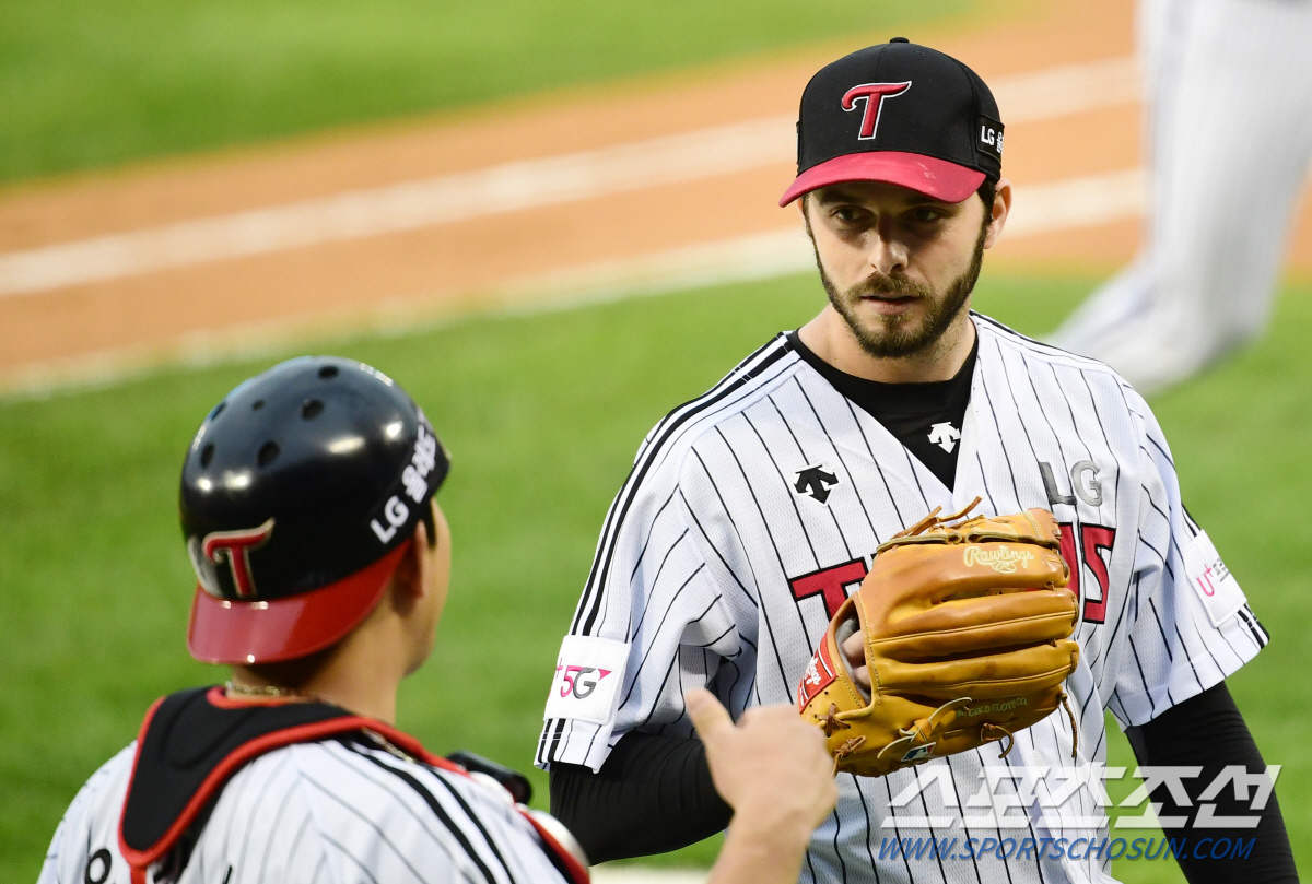 2021 KBO리그 LG트윈스와 롯데자이언츠의 경기가 29일 서울 잠실야구장에서 열렸다. LG 선발투수 수아레즈가 1회초 투구를 마친후 유강남과 이야기를 나누고 있다. 잠실=최문영 기자 deer@sportschosun.com /2021.04.29/