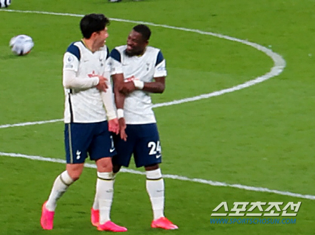 [EPL현장뒷얘기]'정색 후 환한 웃음' 손흥민과 오리에 '찐친' 케미!