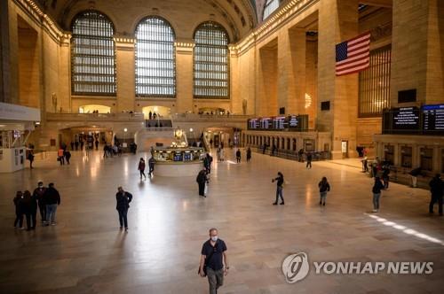 지난달 27일(현지시간) 미 뉴욕 맨해튼의 그랜드센트럴 철도역 역사 안에서 마스크를 쓴 사람들이 오가고 있다. [AFP=연합뉴스]