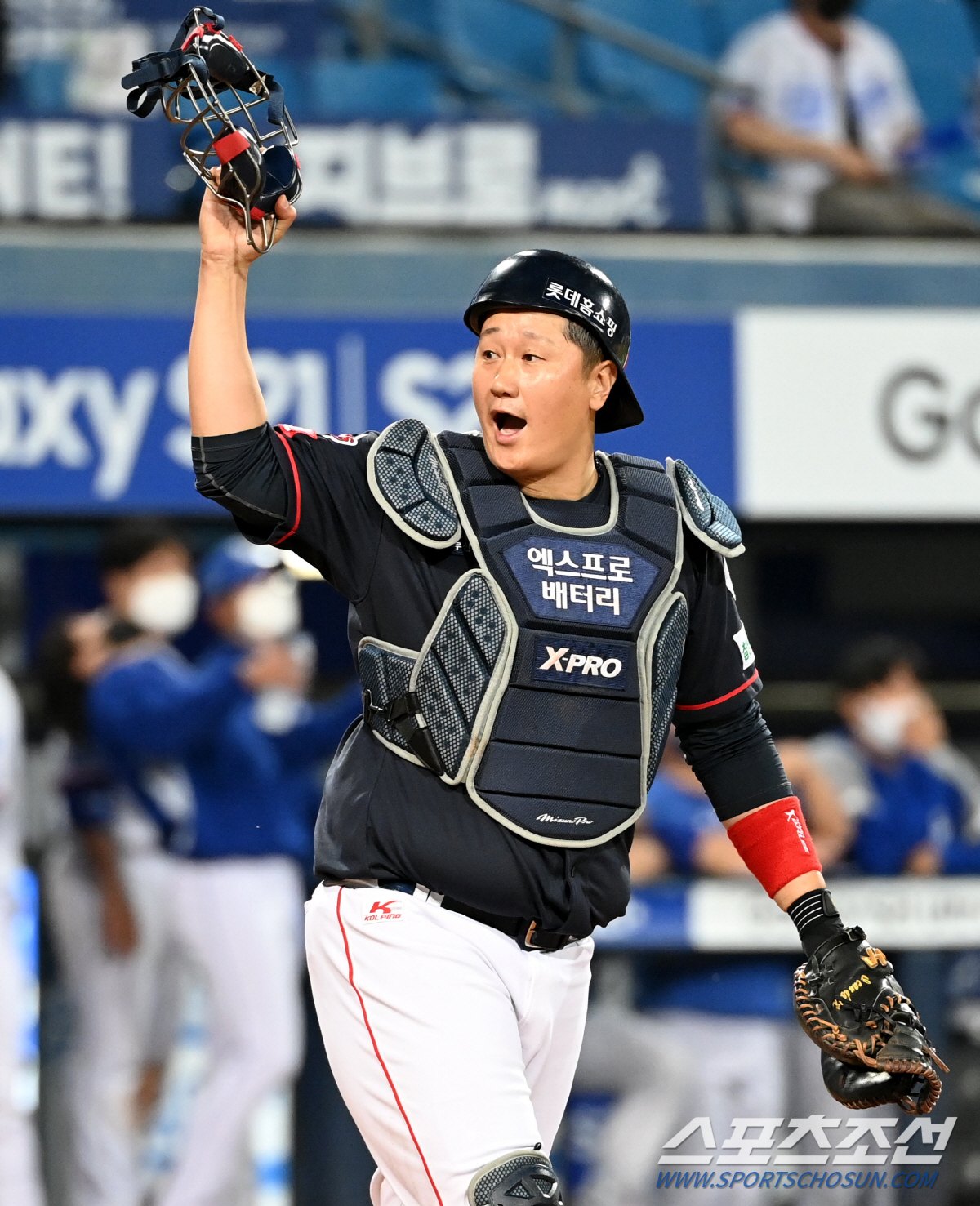 2021 KBO 리그 롯데 자이언츠와 삼성 라이온즈의 경기가 8일 대구 삼성라이온즈파크에서 열렸다.롯데가 9대8로 승리했다. 9회말 마지막 아웃카운트를 잡아내며 경기가 종료되자 환호하는 이대호의 모습. 대구=허상욱 기자 wook@sportschosun.com/2021.05.08/